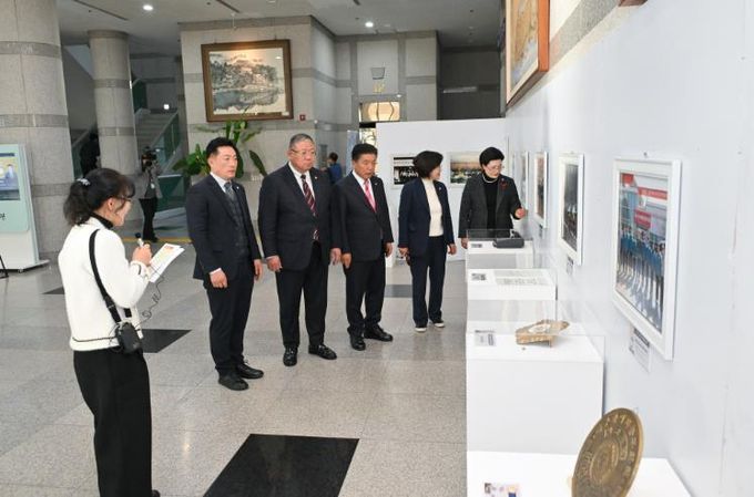 진주시의회, 역사적 순간들 한눈에…의정활동 사진전 열어