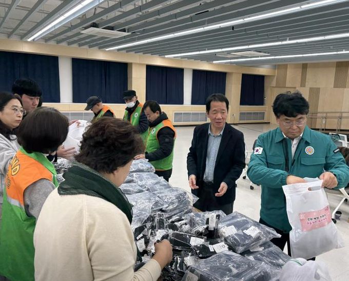 '방한용품 한가득' 서울 중구, 취약계층 한파 막을 '예방 키트' 전달