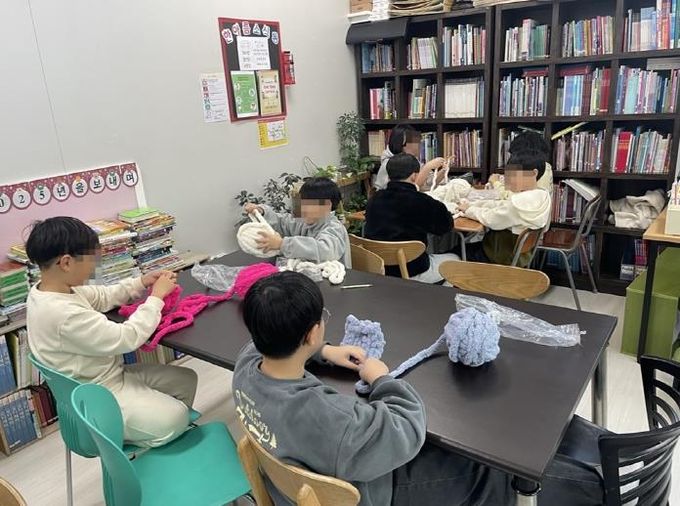 의정부시 송산2동, 아이들의 손끝에서 피어난 온기…어르신께 전할 사랑의 목도리 준비