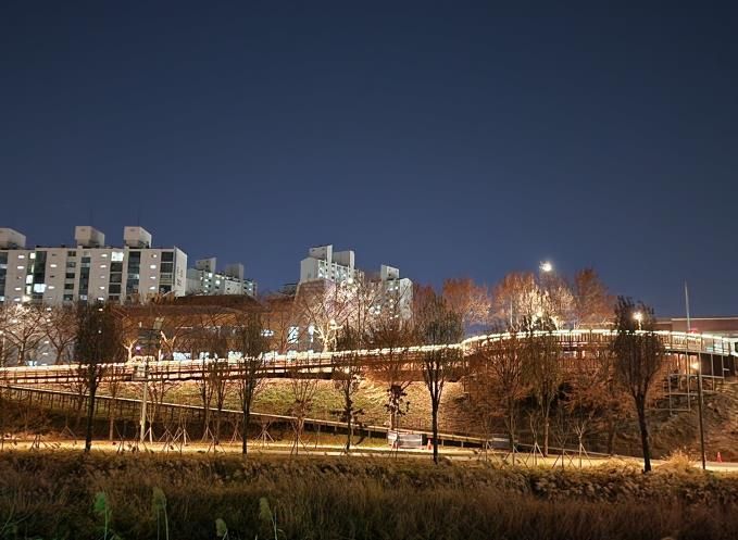 도림천에 설치된 보행 데크 및 전망대 전경