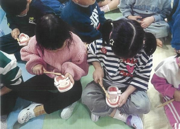 이 닦기 실습 중인 어린이집 원생 모습