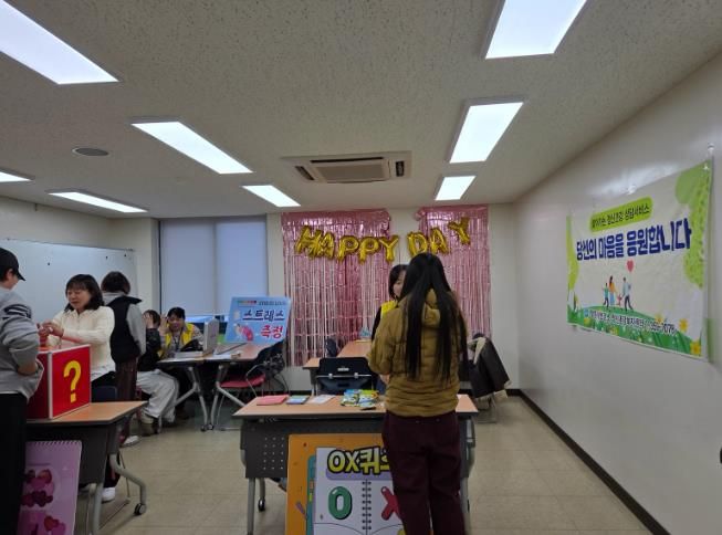 밀양시정신건강복지센터가 청소년수련관에서 학교 밖 청소년에게 스트레스 검사와 건강 상식 퀴즈 프로그램을 진행하고 있다.