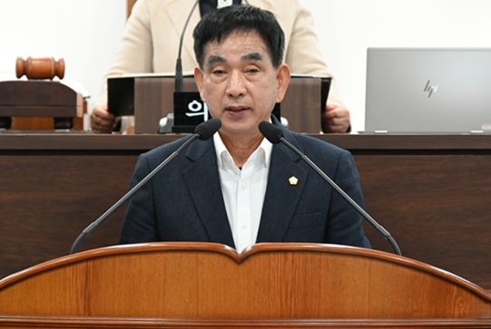 남해군의회 제289회 제2차 정례회 제3차 본회의에서 여동찬 의원이 ‘농어촌 기본소득 시범사업 국비 지원 확대 건의안’ 제안설명을 하고 있다.
