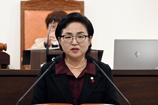 남해군의회 제289회 제2차 정례회 제3차 본회의에서 장영자 의원이 예산결산특별위원회 심사보고를 하고 있다.