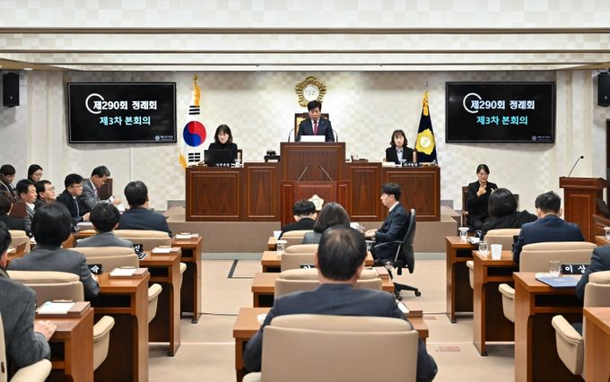 해운대구의회(의장 장성철)가 제290회 정례회 제3차 본회의를 끝으로 2025년 의사일정을 마무리했다.