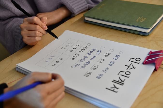 인수인계를 하는 모습(연출된 사진입니다)