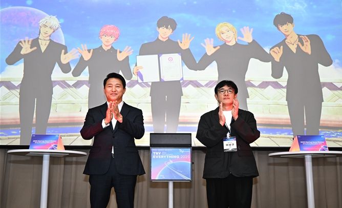 오세훈 서울시장이 12일 오전 ‘2025 Startup Seoul 홍보대사 및 Try Everything 홍보단’ 위촉식에서 이성구 블래스트 대표(오른쪽), 플레이브와 기념촬영 하고 있다.