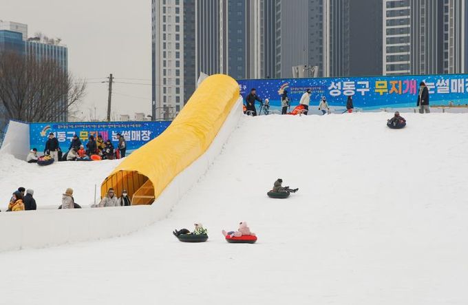 지난해 ‘성동구 무지개 눈썰매장’ 운영 모습