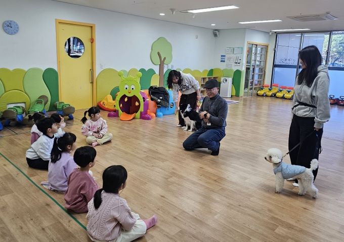 1. 천안시가 30일 연암대학교와 함께 다양한 반려동물 생명존중 시민교육 프로그램 운영하고 있다.