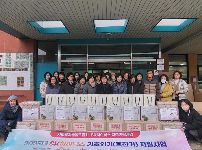 안성시 파라밀노인복지센터, 취약노인 150명에 '2025 기후위기(혹한기) 지원사업' 후원물품 전달