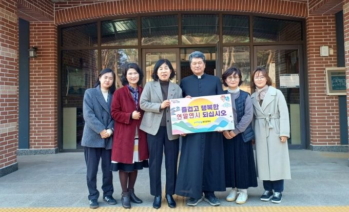 포항시 복지정책과는 지난 29일 포항들꽃마을을 위문방문했다.