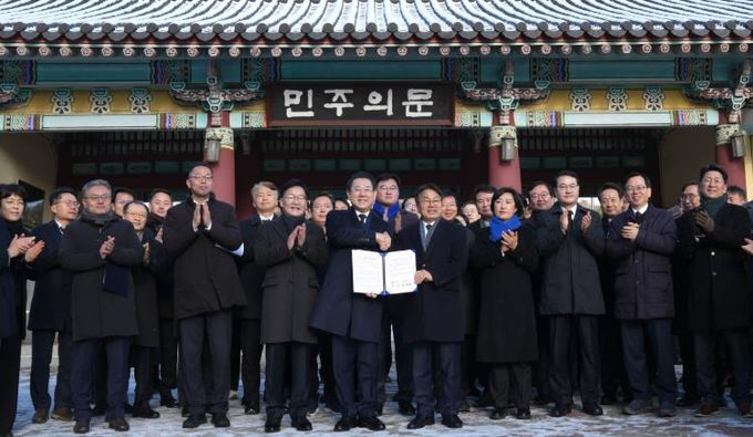 전남·광주 행정통합 선언문 발표 사진 -김영록 전라남도지사와 강기정 광주광역시장이 2일 광주 5·18민주묘지에서 참배를 마친 뒤 민주의 문 앞에서 ‘전남·광주 행정통합 선언문’을 발표하고 있다.