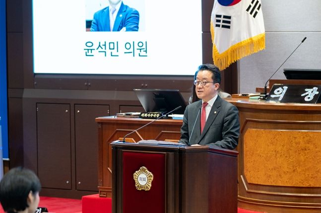 윤석민 의원이 제331회 제2차 정례회(제3차 본회의)에서 5분자유발언을 하고 있다.