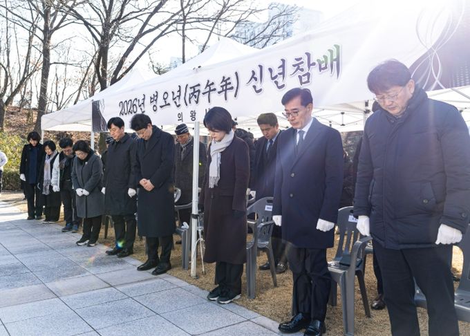 의왕시의회 2026년 병오년 신년맞아 현충탑 참배로 첫 의정활동 시작