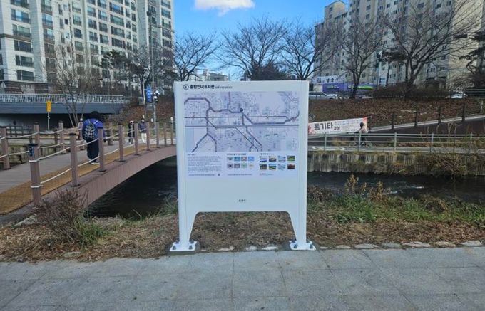 용인특례시 수지구는 탄천·성복천·정평천 일원에 종합안내표지판을 설치했다