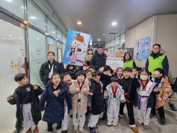 상무태권도 원생들, 직접 모은 용돈으로 라면 기탁