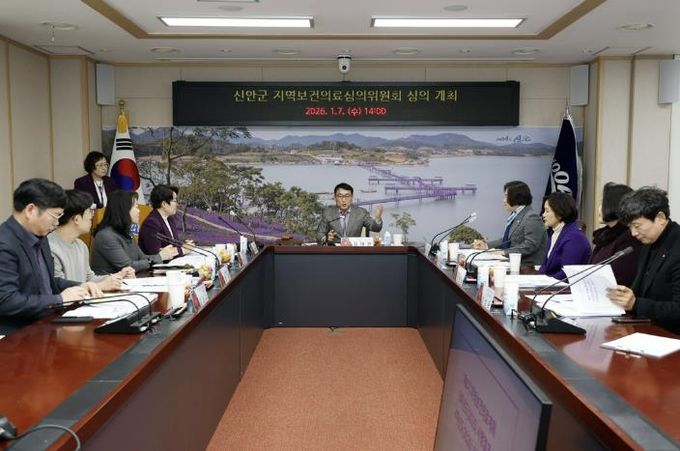 지난 7일, 군청 영상회의실에서 ‘신안군 지역보건의료심의위원회’를 개최했다.