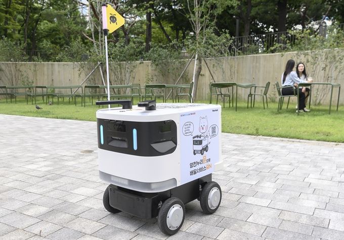 양천구 내 공원에서 배달중인 실외 자율주행로봇 '개미'(로보티즈)