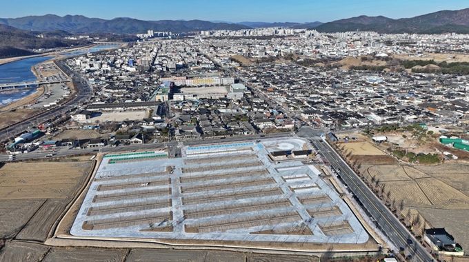 지난 3일부터 시민들에게 개방된 황리단길 대형 환승 공영주차장 전경으로, 도심 차량 유입 분산과 관광객 편의·안전 확보를 위한 기반시설이 모습을 드러냈다.