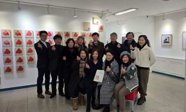 지난 8일, 제1회 청양터미널갤러리 조천휘 전시회 개최 오픈식 참석자들이 기념촬영을 하고 있다.