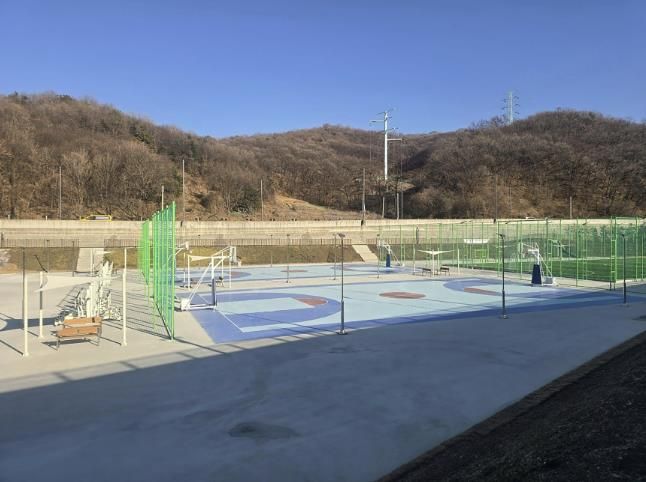 성남시 판교 대장저류지에 조성한 농구장