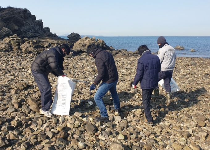 화성특례시가 14일 국화도에서 민관합동 해양방제활동을 하고 있다