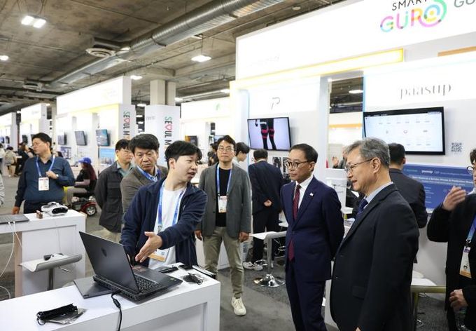 CES 2026에 참가한 구로구 스타트업이 구로G밸리관 부스에서 기술을 설명하고 있다.