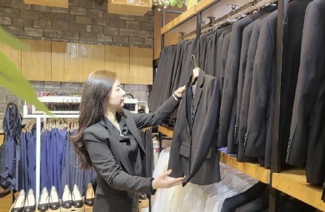 부천청년리더샵 직업상담사가 정장을 정리하고 있다.