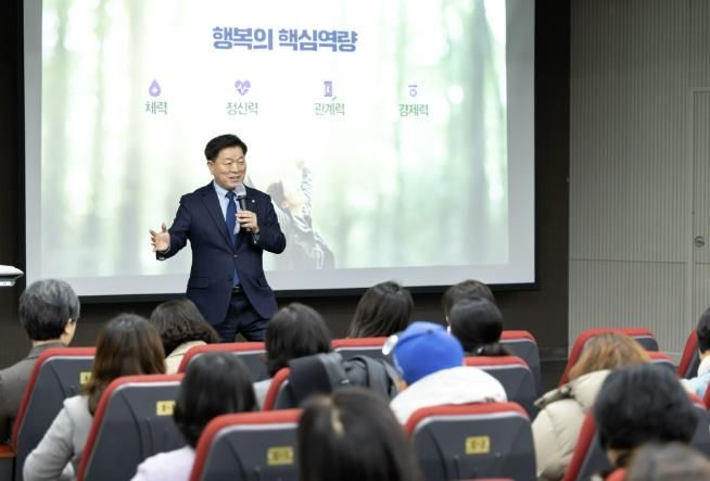 박승원 광명시장이 지난 22일 광명시 평생학습원에서 열린 ‘2026년 평생학습 사업설명회’에서 ‘유능한 도시, 유능한 시민! 평생학습으로 열어가다’를 주제로 특강하고 있다.