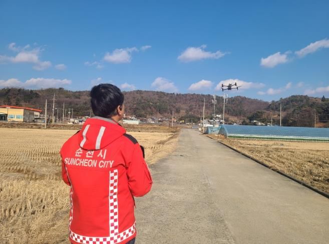 순천시 산불드론감시단이 드론을 활용해 산불 예방 예찰 활동을 벌이고 있다