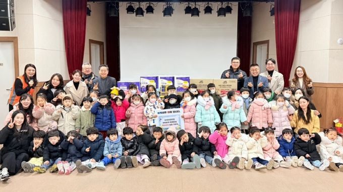 정원어린이집 원아들과 함께한 푸드마켓 물품 기부식 단체사진