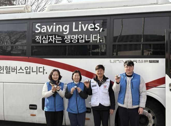 아산시청 헌혈차량 앞 행사 관계자 단체 촬영