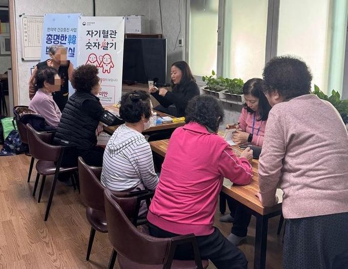 읍내4~6통 경로당 마을주민을 대상으로 사전 혈압·혈당수치를 측정하는 모습