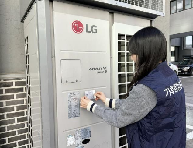 냉매 사용기기에 관리 큐아르코드(QR)를 부착하는 시 관계자 모습