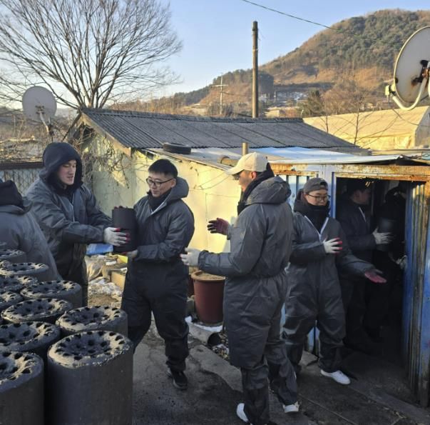 수기사 기갑수색대대, 가평 조종면에 연탄 1,004장 전달