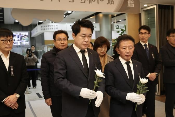 고 이해찬 전 총리 분향소를 찾아 합동 분향에 참여한 박준희 관악구청장