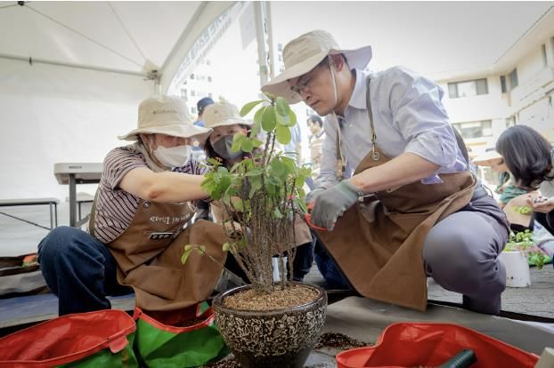 찾아가는 반려식물 관리서비스 현장에서 분갈이 중인 이기재 양천구청장