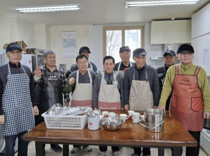남성 어르신이 앞장서는 변화, 구리시 늘봄복지관 '설거지 봉사단' 출범