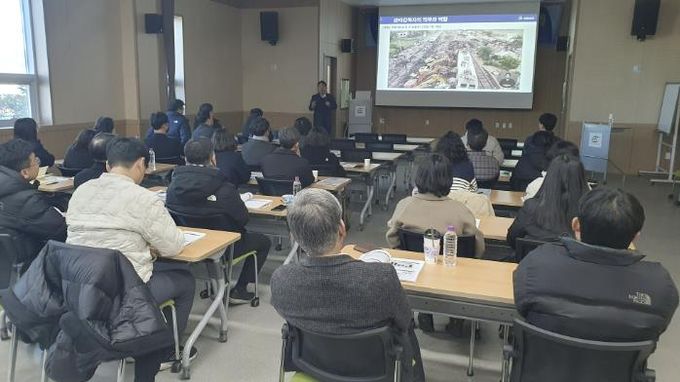 고암면 활력키움센터 대강당에서 안전보건교육을 진행하고 있다.