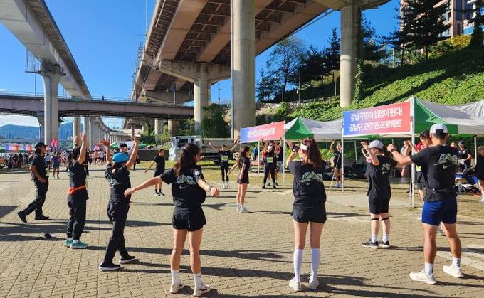 건강 뜀 프로젝트에 참여해 달리기전 몸을 푸는 사람들