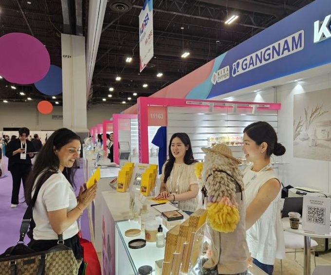 지난해 7월 라스베가스 코스모프로프 전시회_강남관에서 현장 바이어 응대