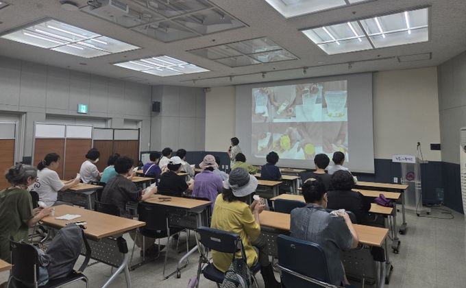 동대문구 「넷제로 그린 아카데미–지구를 위한 뷰티습관」 프로그램에 주민들이 참여하여 체험을 함께 하고 있다