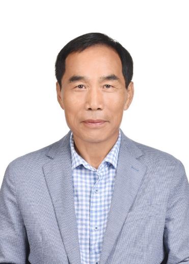 경상국립대학교 2025학년도 전기 학위수여식에서 중소기업 계약학과(융합기계공학과)를 졸업하며 공학박사 학위를 받는 이규조 씨.