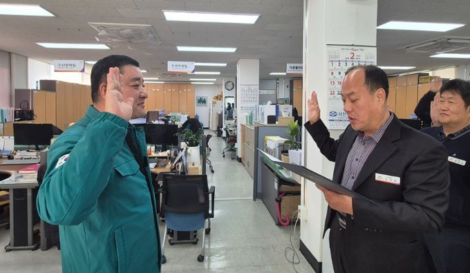 청렴결의문을 낭독하고 잇는 사진