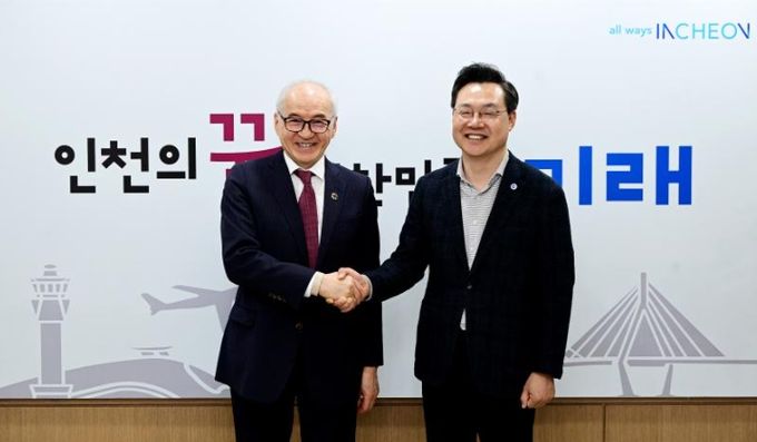 하병필 행정부시장이 13일 시청 집무실에서 간볼드 바산자브 UNESCAP 동북아 사무소장 과 협력방안을 논의하고 기념촬영을 하고 있다.