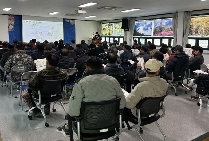 13일 상동면행정복지센터에서 경상북도 농업기술원 김시현 농업연구사가 임업인들을 대상으로 고품질 감 생산을 위한 기술 교육을 진행하고 있다.