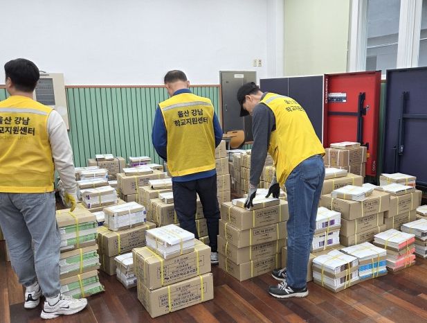 강남교육지원청 직원들이 13일 우신고에서 교과서 배부 지원을 하고있다.