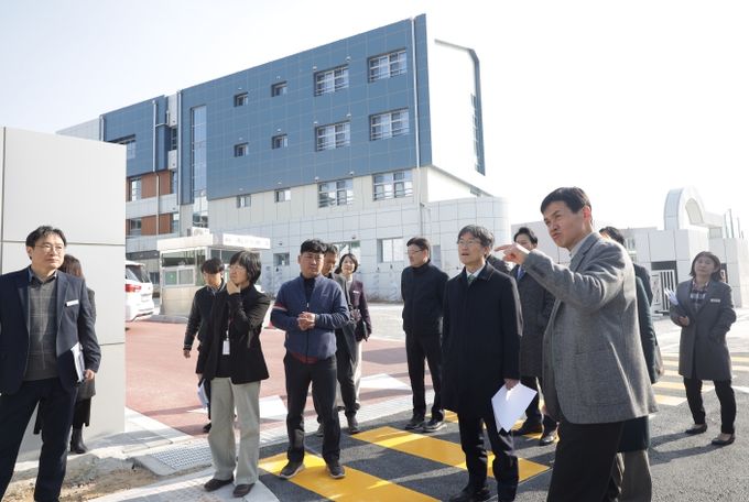 천창수 교육감과 관련 부서 직원들이 13일 서사초를 방문해 개교 준비 상황을 점검하고 있다.