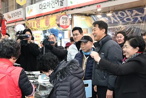 오세훈 서울시장이 13일(금) 광진구 자양전통시장을 방문해 상인과 명절 인사를 나누고 있다.
