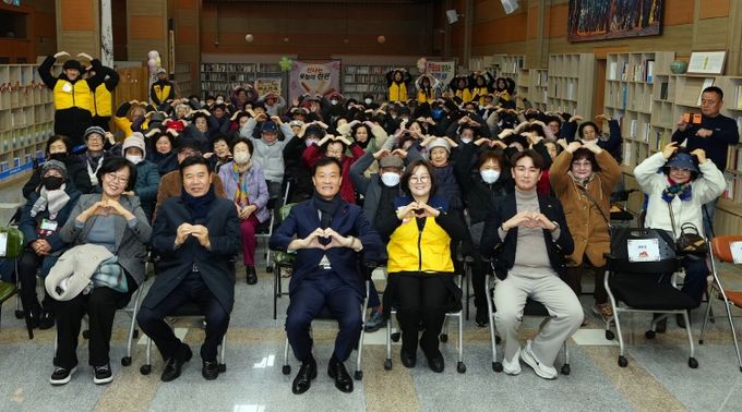 서울시 성북구 재가노인복지기관이 지역 독거 및 취약 어르신 80여 명을 모시고 ‘설날 온마음 한마당’ 행사를 성료했다. 행사에 참석한 어르신들과 함께 이승로 성북구청장(앞줄 왼쪽부터 세 번째)이 기념사진을 찍고 있다.